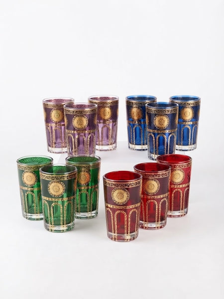 Verres à thé colorés avec cercles dorés